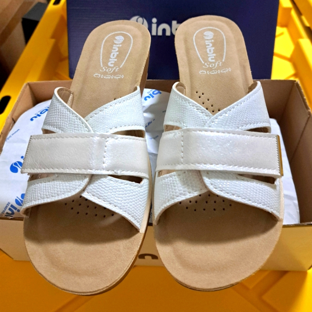 BRAND NEW wedge SANDALS leather CUSHIONED FOOTBED white SIZE 7 metallic INBLU - Picture 4 of 5